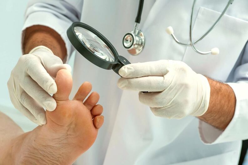 dermatolog vyšetřující nehty na nohou